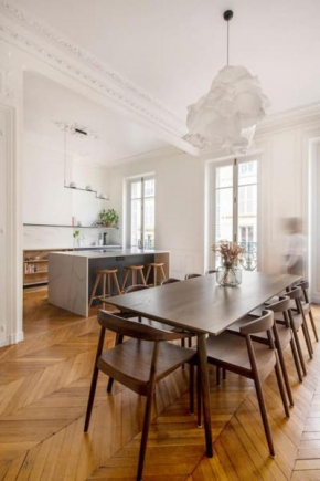 Haussmannien 156m2 avec balcon filant